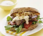 Sandwich mit Steak und Senfcreme