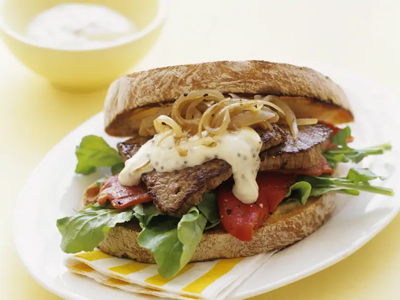 Sandwich mit Steak und Senfcreme