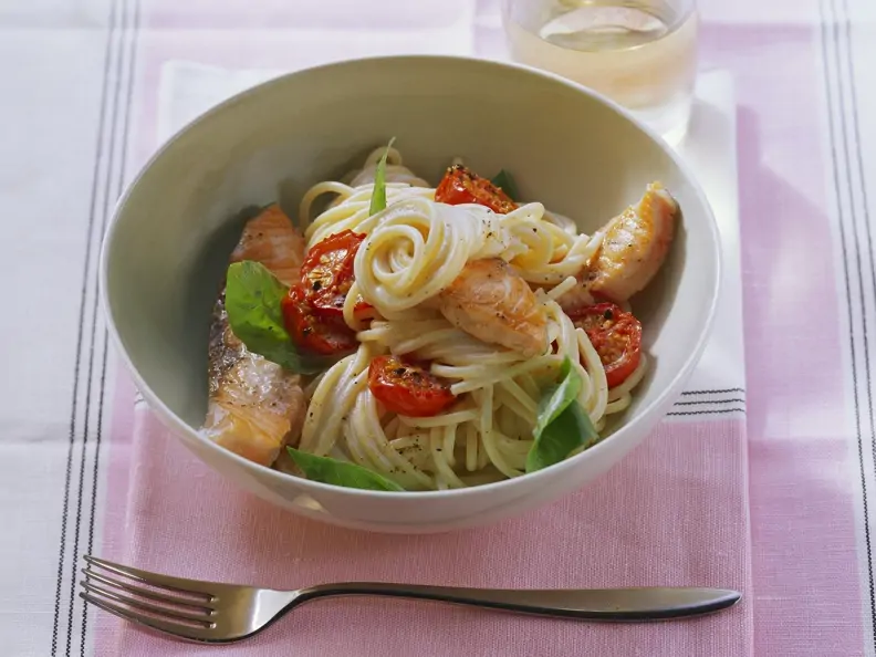 Pasta mit Lachsfilet und Cherrytomaten