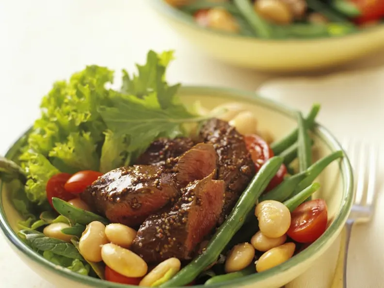 Würziges Lammfilet mit Dicke-Bohnen-Salat