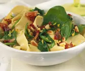 Fettuccine mit frischem Spinat, Pinienkernen und Speck
