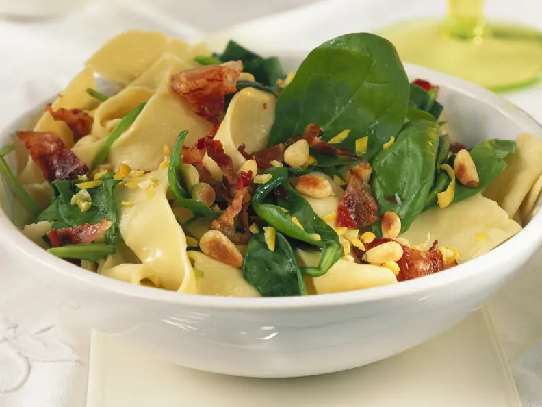 Fettuccine mit frischem Spinat, Pinienkernen und Speck