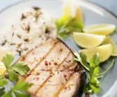 Gegrilltes Thunfischsteak mit Reis und Limette