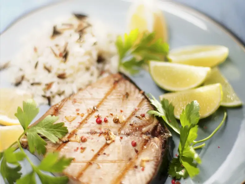 Gegrilltes Thunfischsteak mit Reis und Limette
