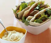 Pita mit Falafel und Hummus
