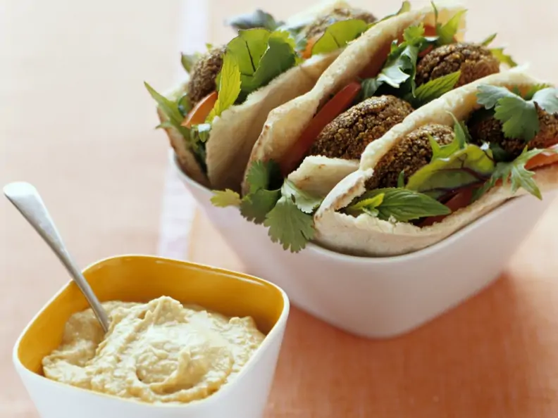 Pita mit Falafel und Hummus