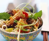 Nudelsalat mit Scampispießen auf asiatische Art