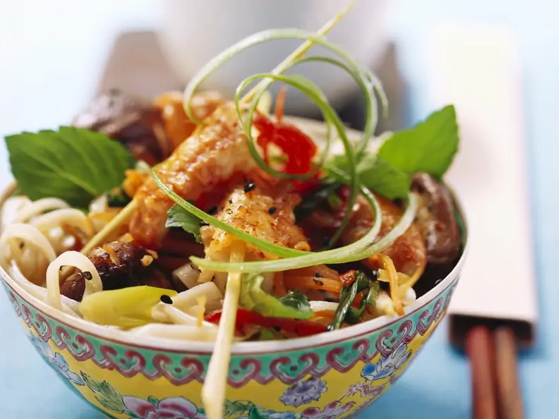 Nudelsalat mit Scampispießen auf asiatische Art