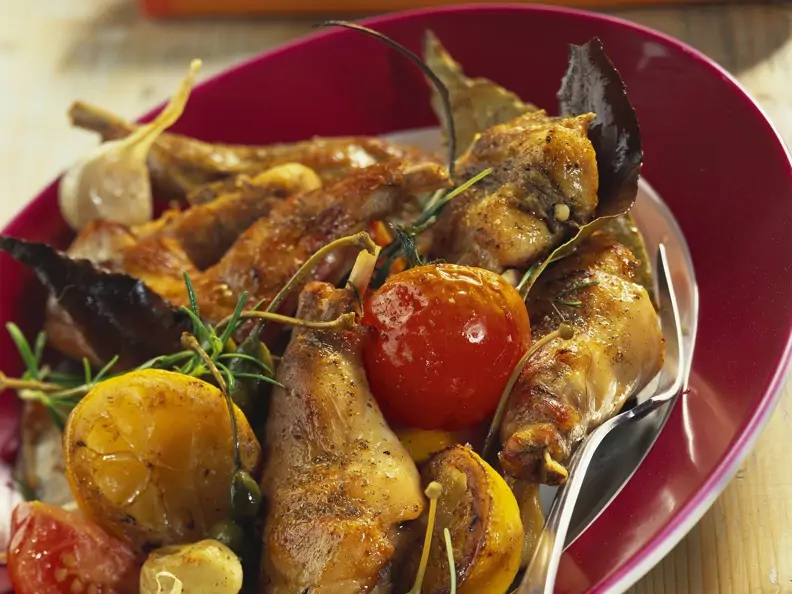 Rosmarin-Kaninchen mit Gemüse