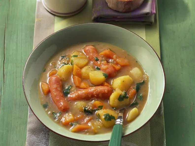 Kartoffelsuppe mit Karotten und Wiener Würstl