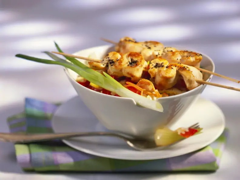 Nasi Goreng mit Hähnchenspieße (Satay)