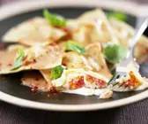 Hummerravioli mit sahniger Tomatensoße