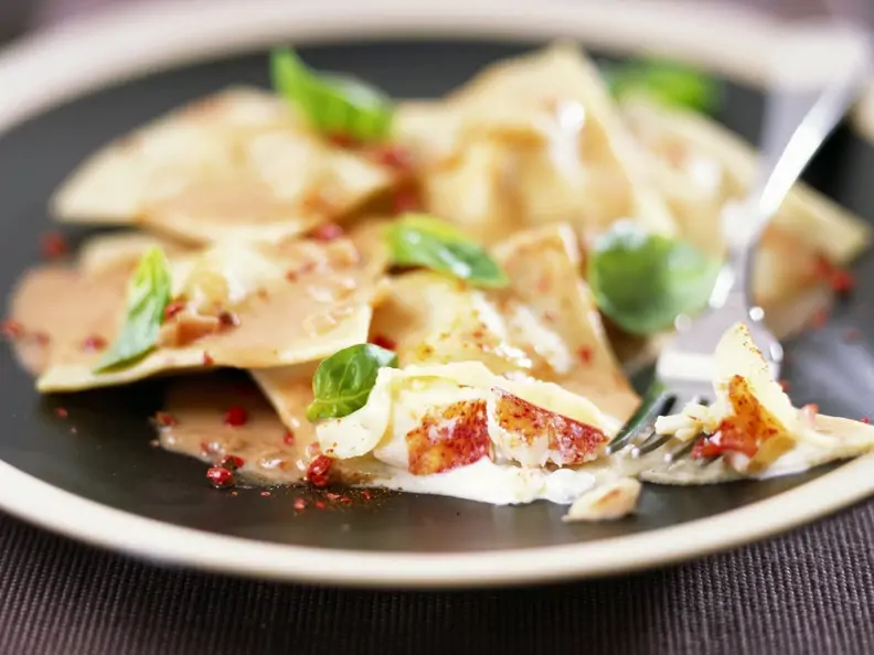 Hummerravioli mit sahniger Tomatensoße