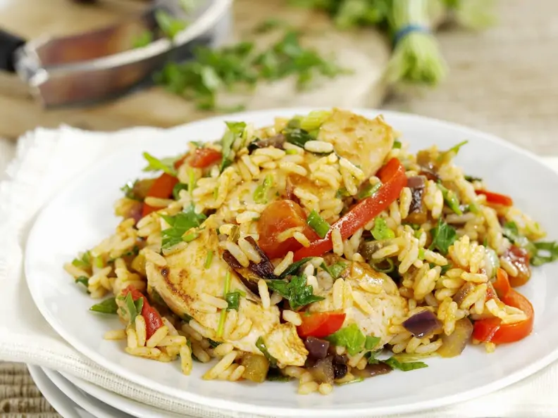 Reis mit Hähnchen und Gemüse