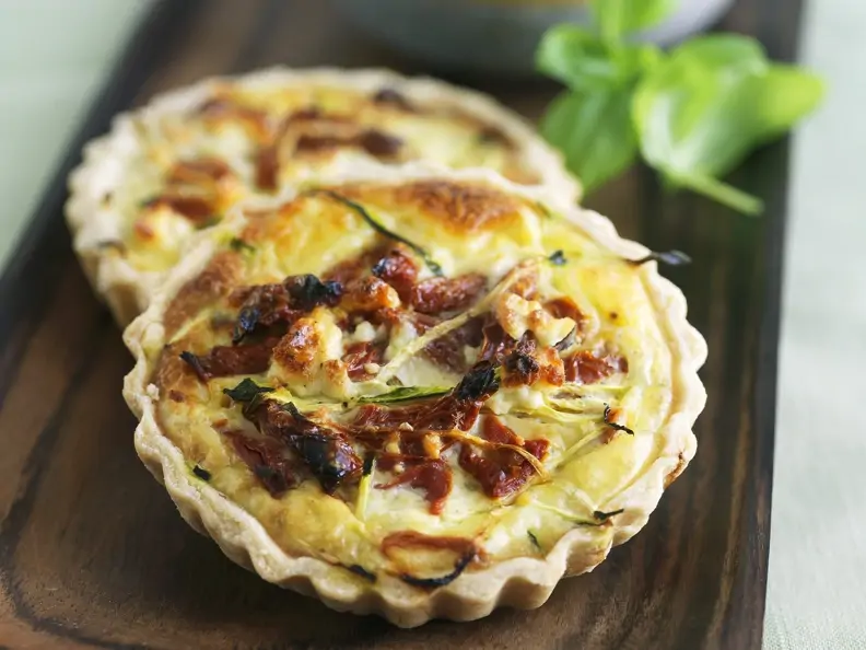 Kleine Quiches mit getrockneten Tomaten