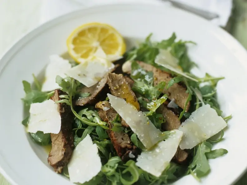 Rindfleisch-Rucolasalat mit Parmesan