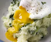 Grünkohl-Kartoffelpüree mit pochiertem Ei
