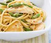 Pasta mit grünem Spargel und Sesamhühnchen