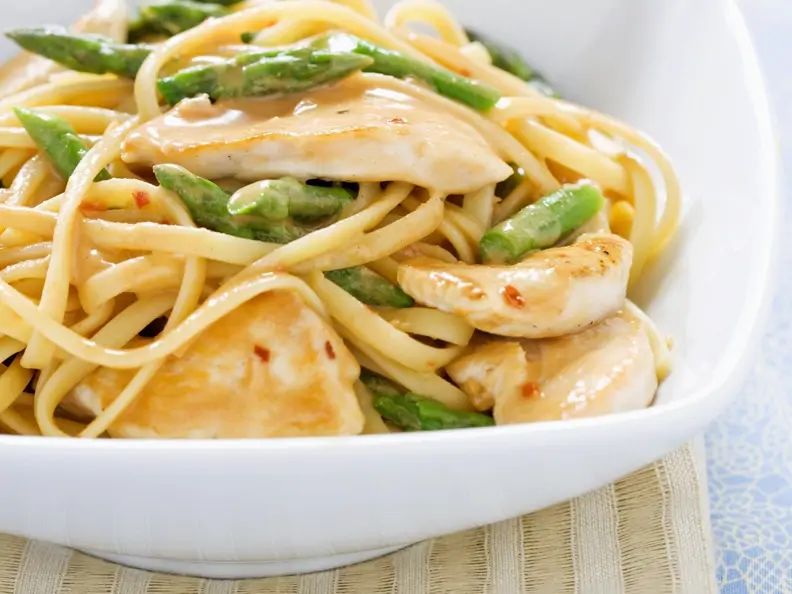 Pasta mit grünem Spargel und Sesamhühnchen