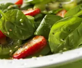 Fruchtiger Spinat-Erdbeer-Salat mit Kiwi