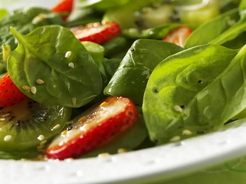 Fruchtiger Spinat-Erdbeer-Salat mit Kiwi