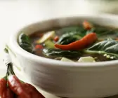Scharfe Thai-Suppe mit Zitrone und Tofu