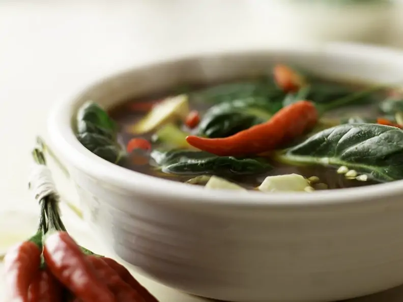 Scharfe Thai-Suppe mit Zitrone und Tofu