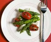 Tomatensalat mit grünem Spargel und Palmherzen