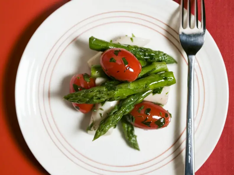 Tomatensalat mit grünem Spargel und Palmherzen