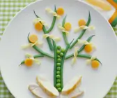 Gemüsebäumchen mit Nudeln und Hähnchenbrust