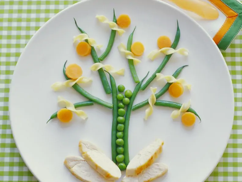 Gemüsebäumchen mit Nudeln und Hähnchenbrust