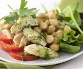 Salat mit Hähnchenstreifen, Kichererbsen und Pesto-Vinaigrette