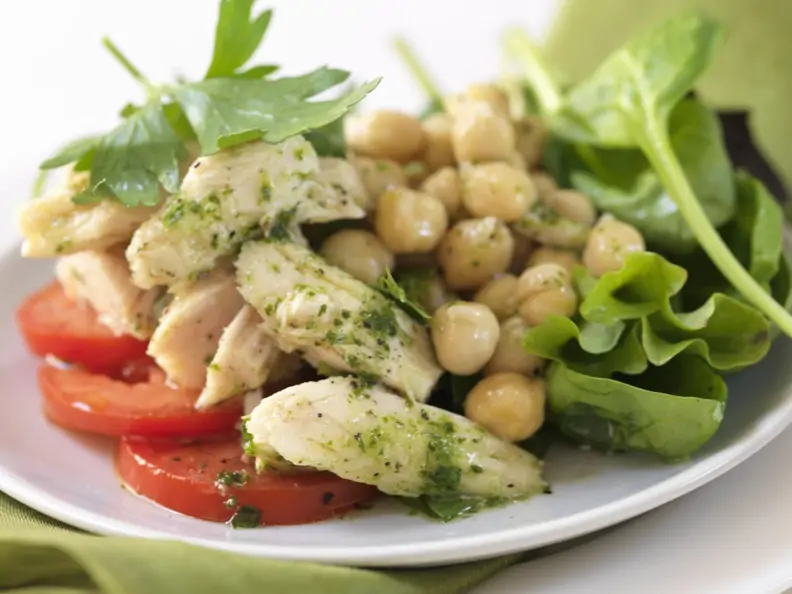Salat mit Hähnchenstreifen, Kichererbsen und Pesto-Vinaigrette