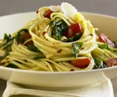Pasta mit Tomaten und Basilikum
