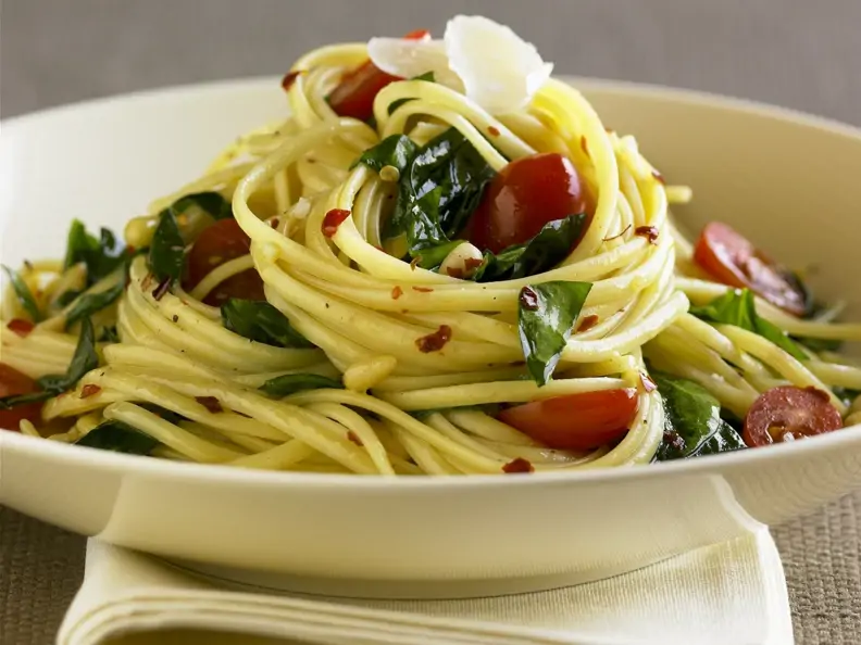 Pasta mit Tomaten und Basilikum