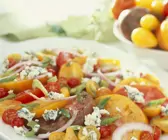Tomatensalat mit Schimmelkäse und Zwiebeln
