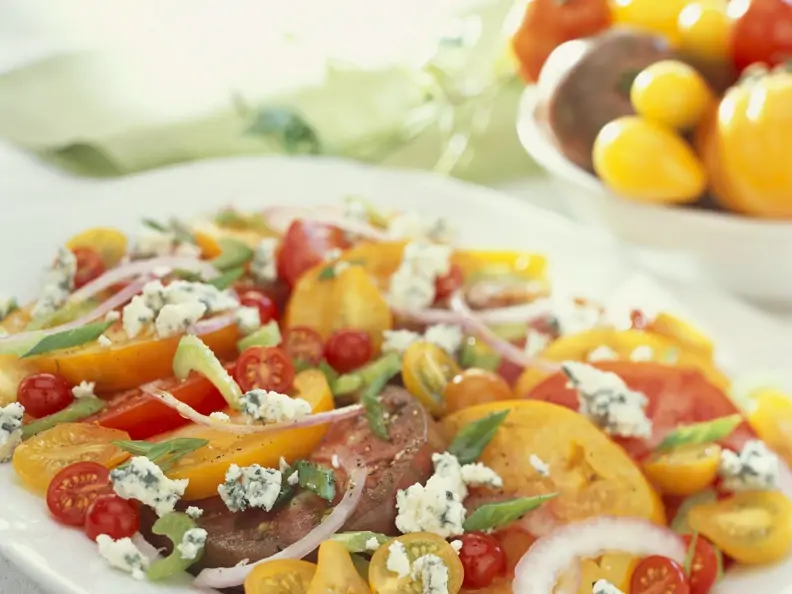 Tomatensalat mit Schimmelkäse und Zwiebeln