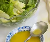 Grüner Salat mit Zitronen-Knoblauch-Vinaigrette