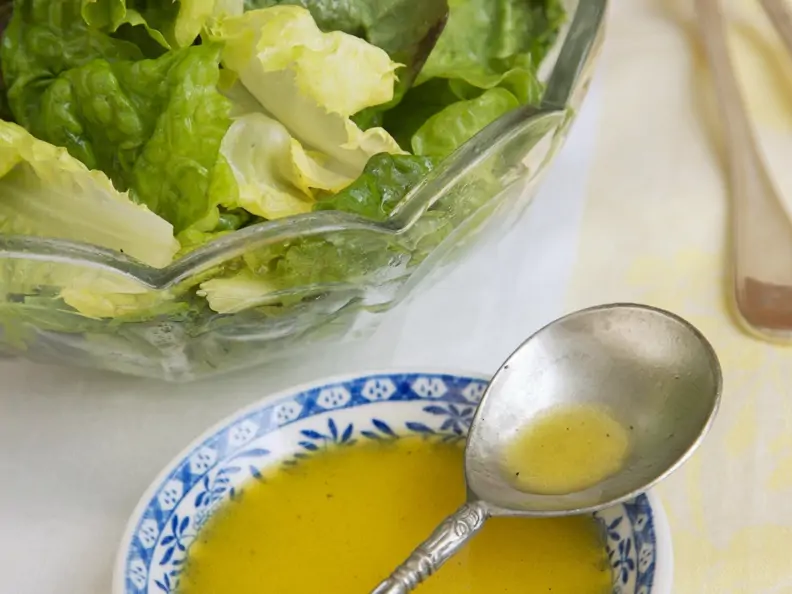 Grüner Salat mit Zitronen-Knoblauch-Vinaigrette