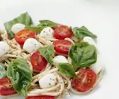 Pasta mit Tomate und Mozzarella