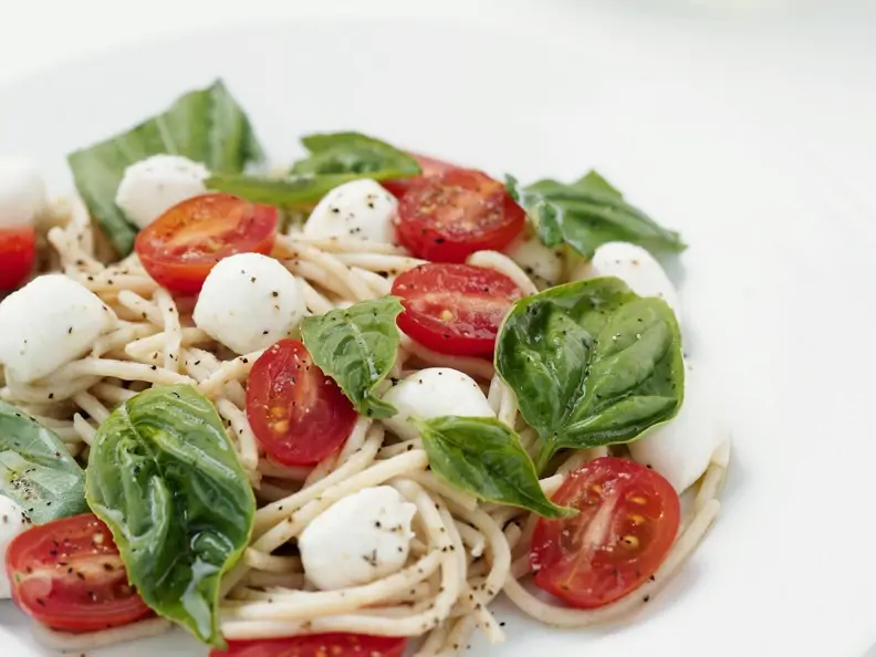 Pasta mit Tomate und Mozzarella
