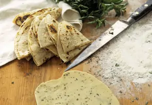Tortillas aus Weizenteig mit Oregano