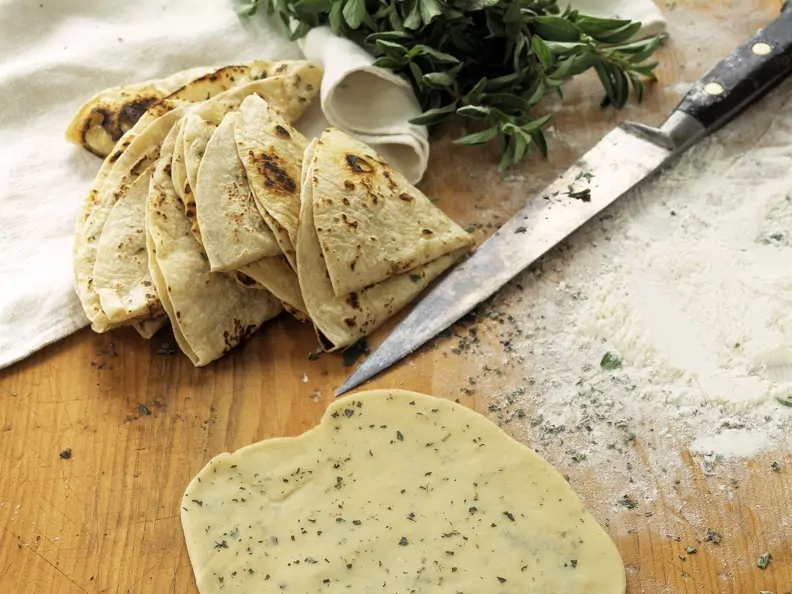 Tortillas aus Weizenteig mit Oregano