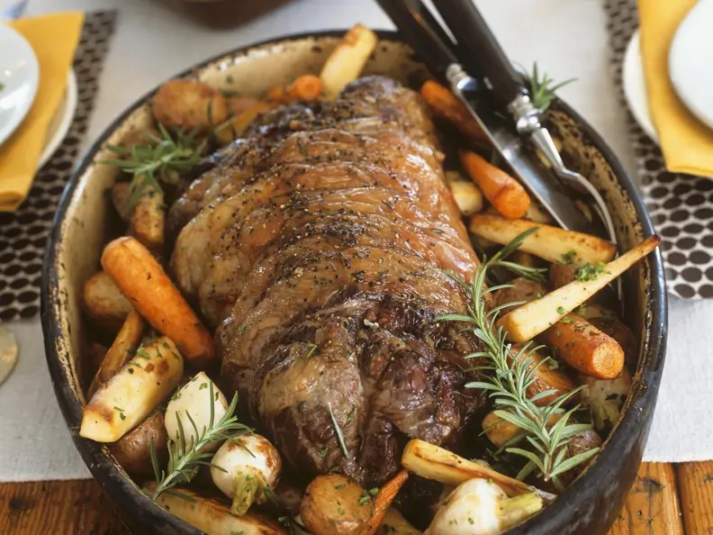 Lammrollbraten mit Rosmarin und Suppengemüse