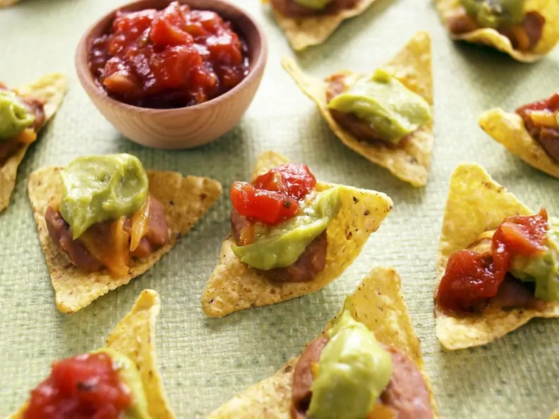 Tortillahäppchen mit Bohnencreme, Avocadopüree und Salsa