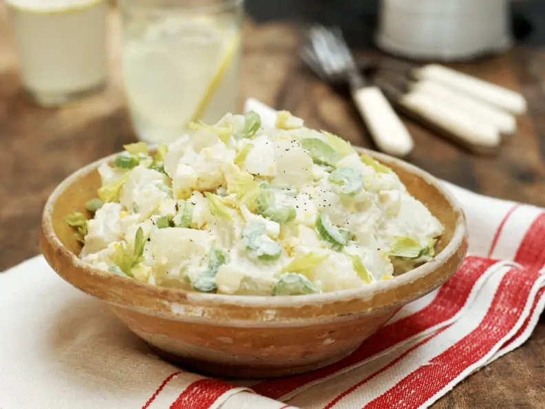 Kartoffelsalat mit saurer Sahne