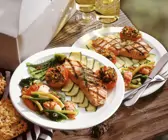Lachs vom Grill mit Gemüse und Garnelen-Salat