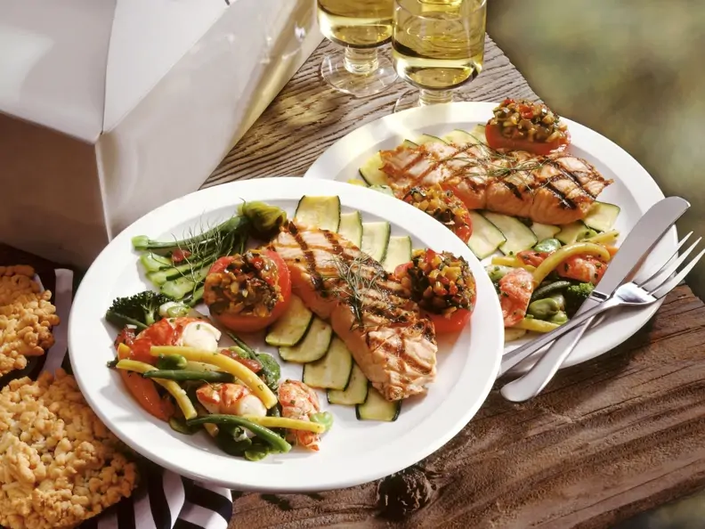Lachs vom Grill mit Gemüse und Garnelen-Salat