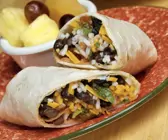 Wrap mit Käse, Reis und schwarzen Bohnen