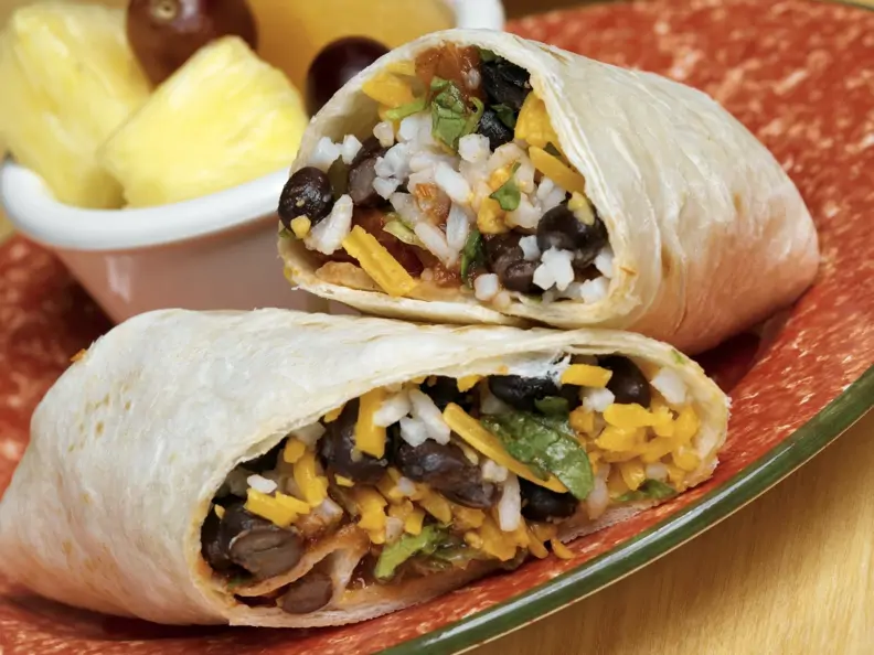Wrap mit Käse, Reis und schwarzen Bohnen